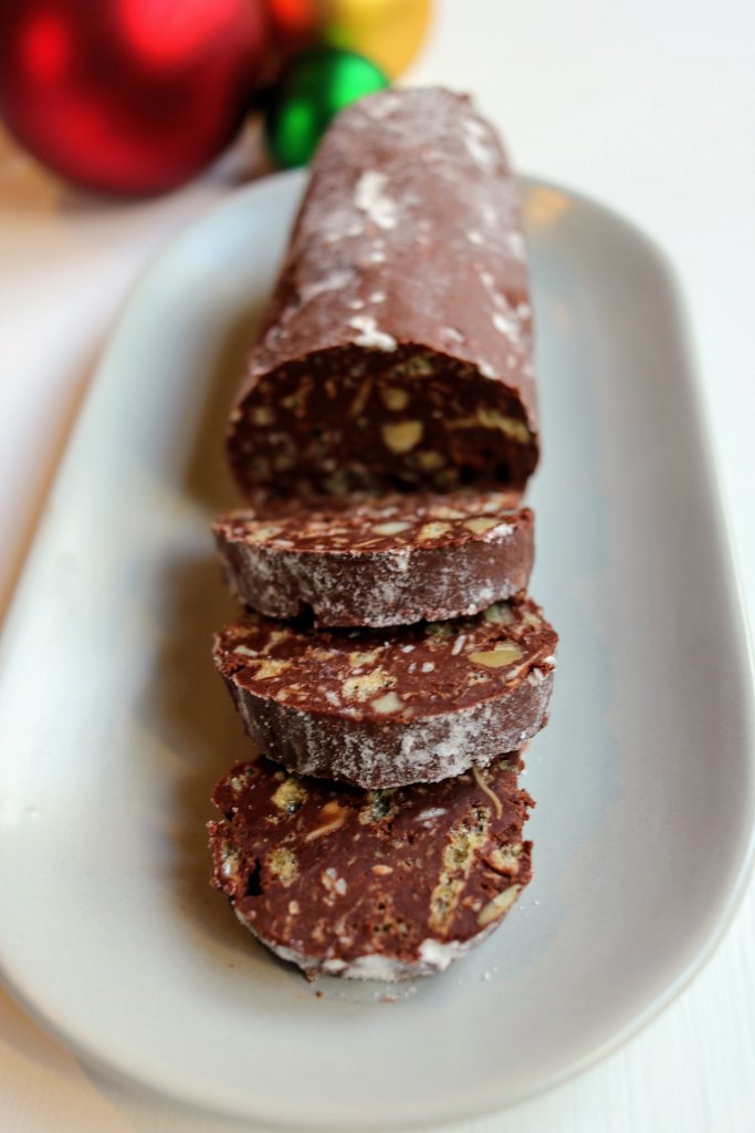 Looking for something moreish to take along to a Xmas party? Look no further as this keto chocolate salami is a hit with everyone and easy to make ahead.